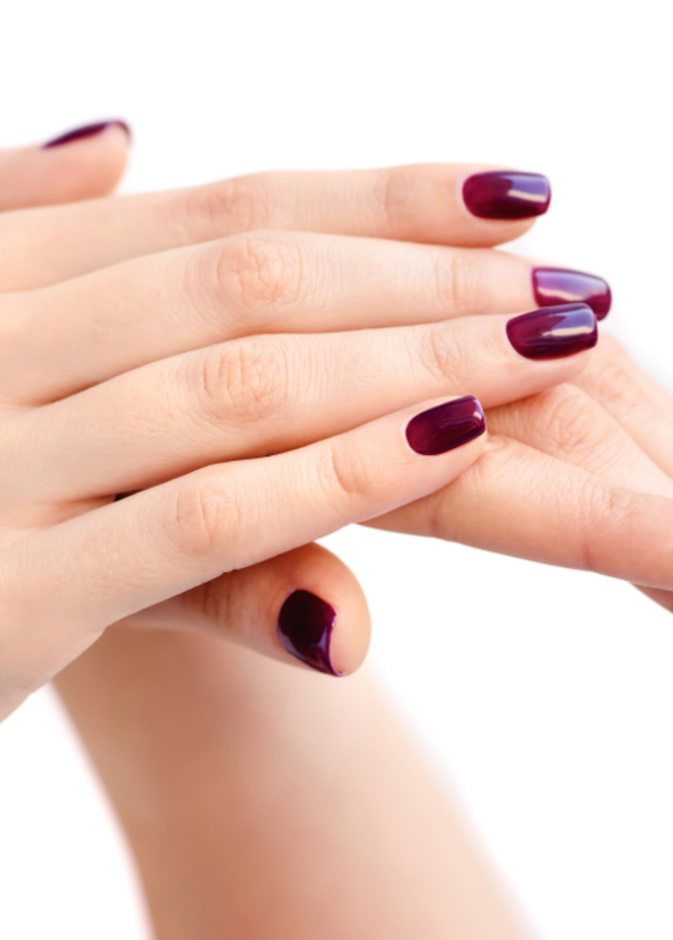 طلاء الأظافر الوردي الفاتح هو من أجمل الألوان