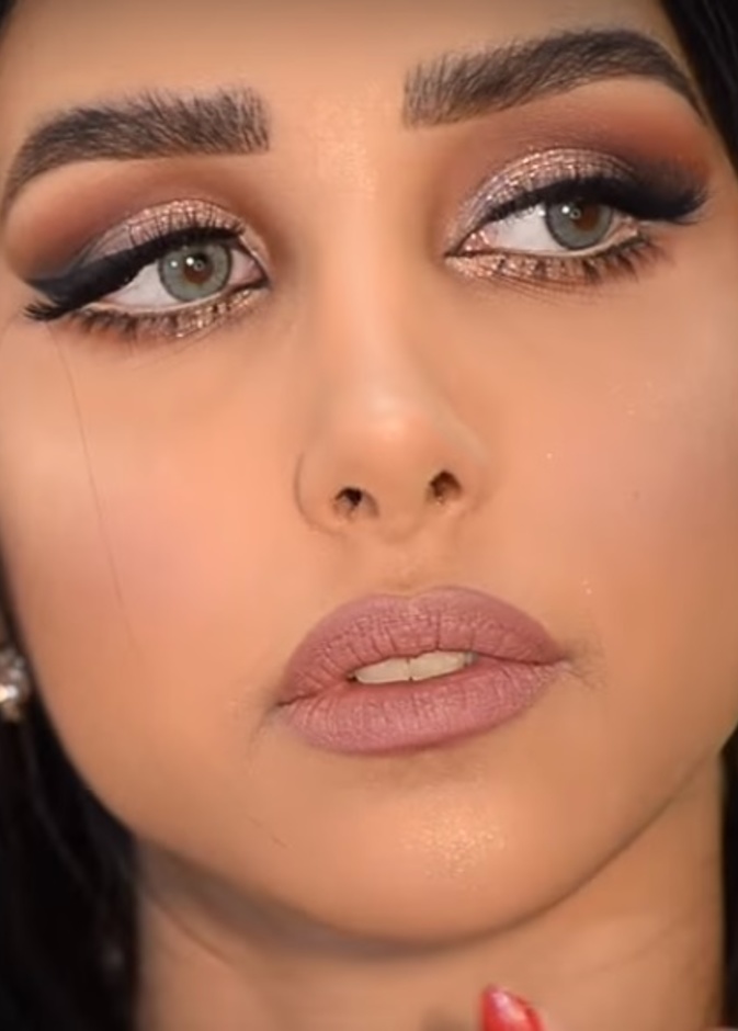 مكياج رائع للعروس صاحبة العيون المبطنة