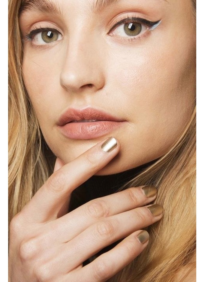 الوان طلاء أظافر ميتاليك ناعم وعصري