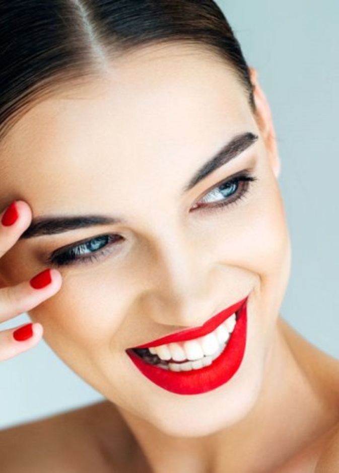 رسم الحواجب بالجل يعطيكي حواجب مثالية محددة و عريضة