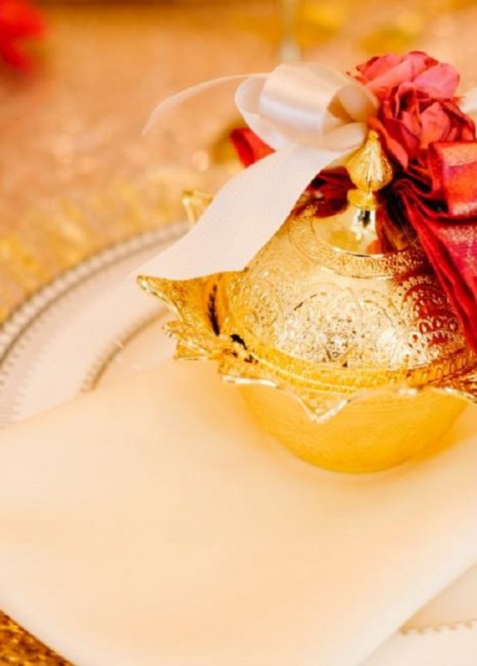 الذهبي يمنح الزفاف فخامة