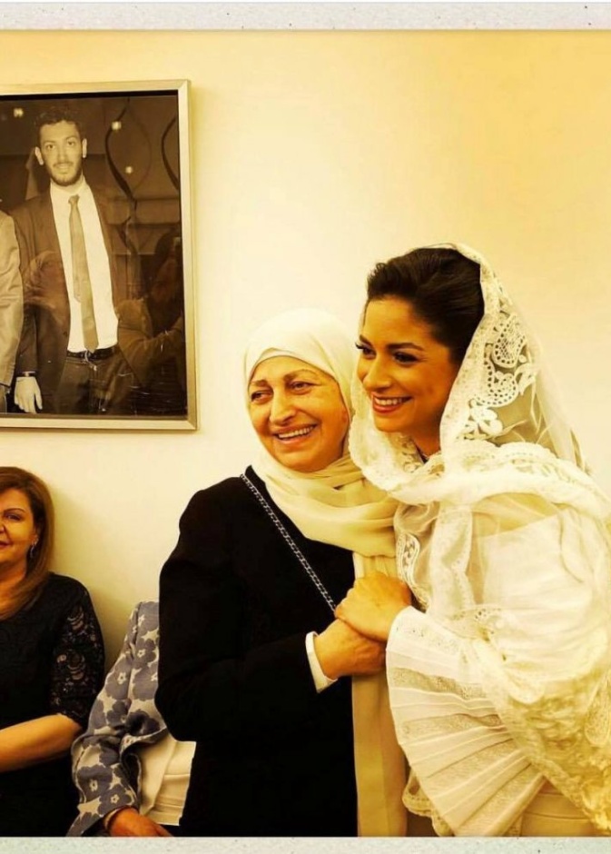 النائب بهية الحريري مع ابنها العروس علا اثناء عقد القران