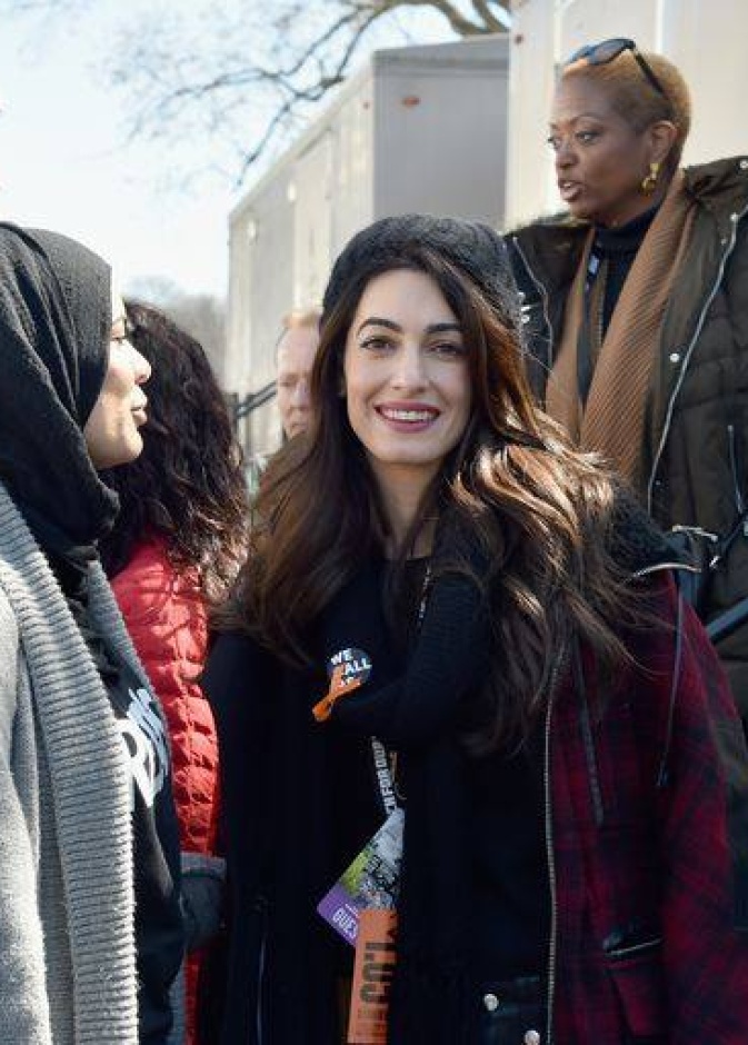 أمل كلوني خلال مشاركتها في مظاهرات "مسيرة من أجل أرواحنا" في العاصمة الأمريكية واشنطن