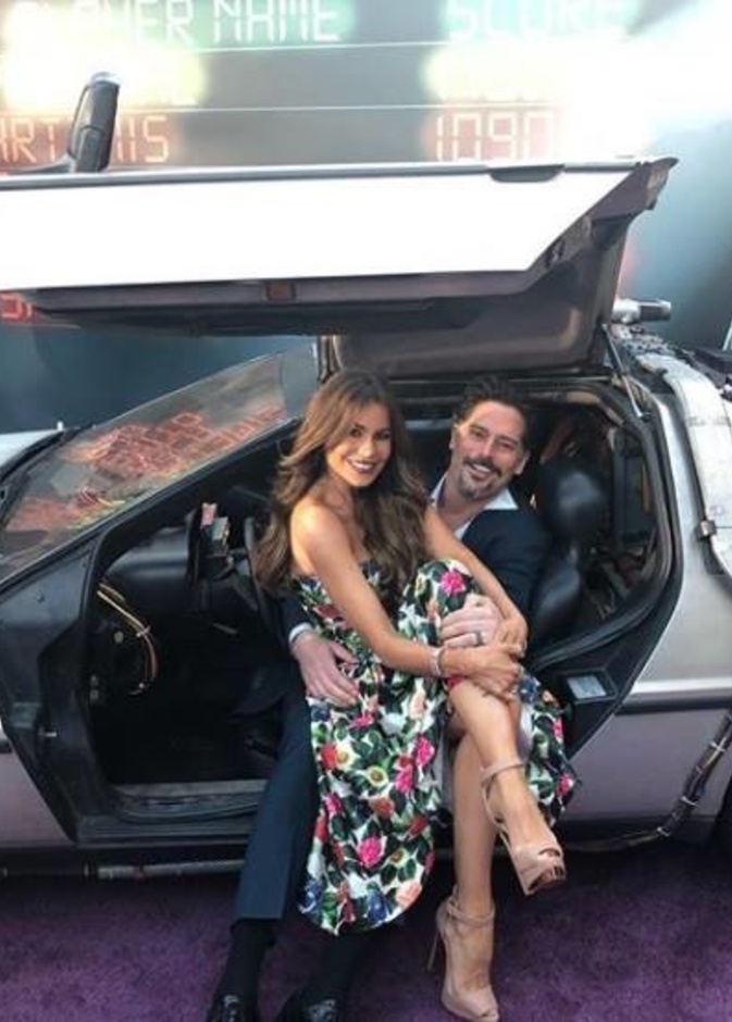 صوفيا فيرغارا في "آلة الزمن" مع زوجها أثناء العرض الأول لفيلم Ready Player One