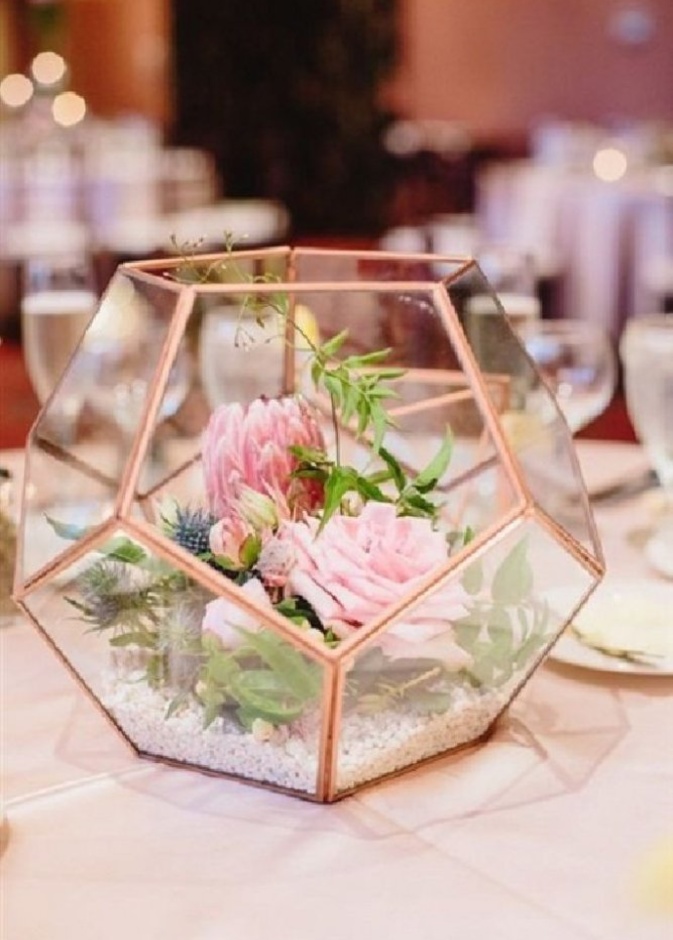 كراسي العروسين في الحديقة