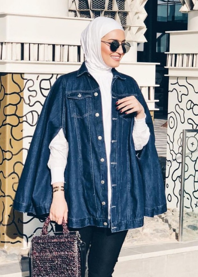 نظارات شمسية مع مع الحجاب الاسود والملابس الكلاسيكية بخطى فاطمة حسام
