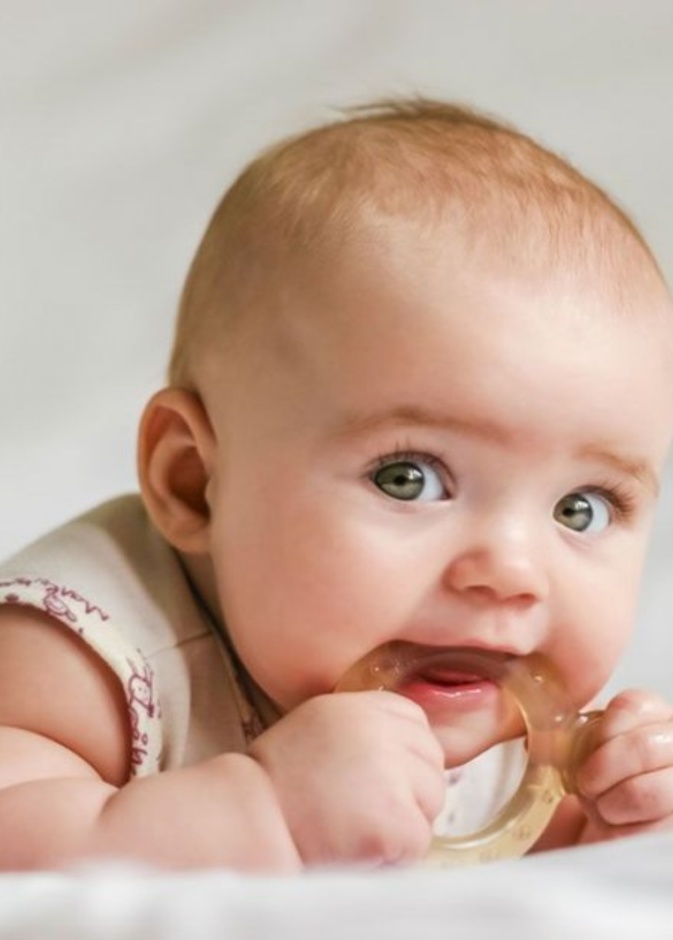  تختلف مراحل التسنين بين الاطفال على حسب حالتهم الصحية وطبيعة أجسامهم