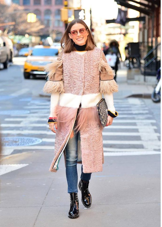 أوليفيا باليرمو تتألق بابتسامة سعيدة أثناء تجولها في شوارع نيويورك