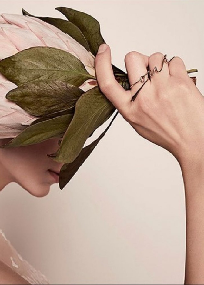 فستان من الدانتيل والتول من ايلي صعب بلون البيج 