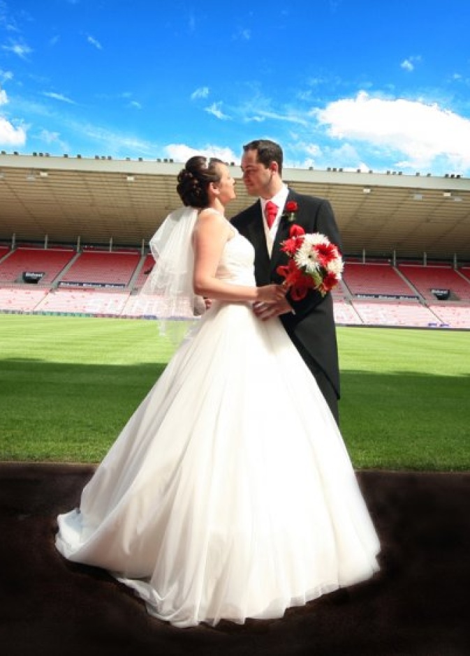 ظاهرة الاحتفال بالزفاف في الملعب الرياضي منتشرة في بريطانيا والولايات المتحدة.