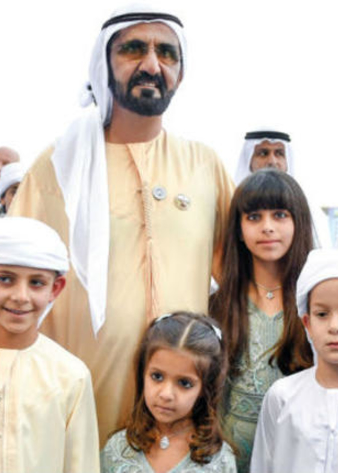 الشيخ محمد بن راشد مع أحفاده خلال سباق كأس دبي العالمي