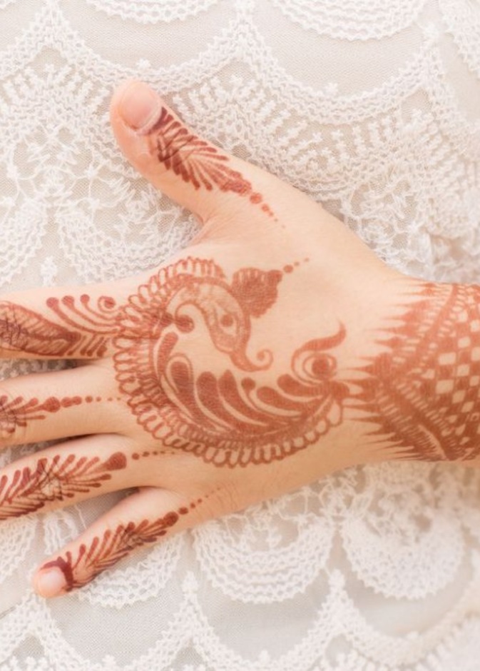 نقش ناعم على الاصابع ممتد الى اليد