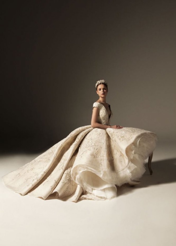 فستان من جورج شقرا بالاكمام الطويلة