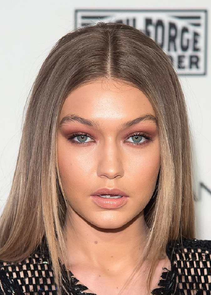 مكياج الظلال المشمشي البراق مع اطلالة اوليفيا وايلد