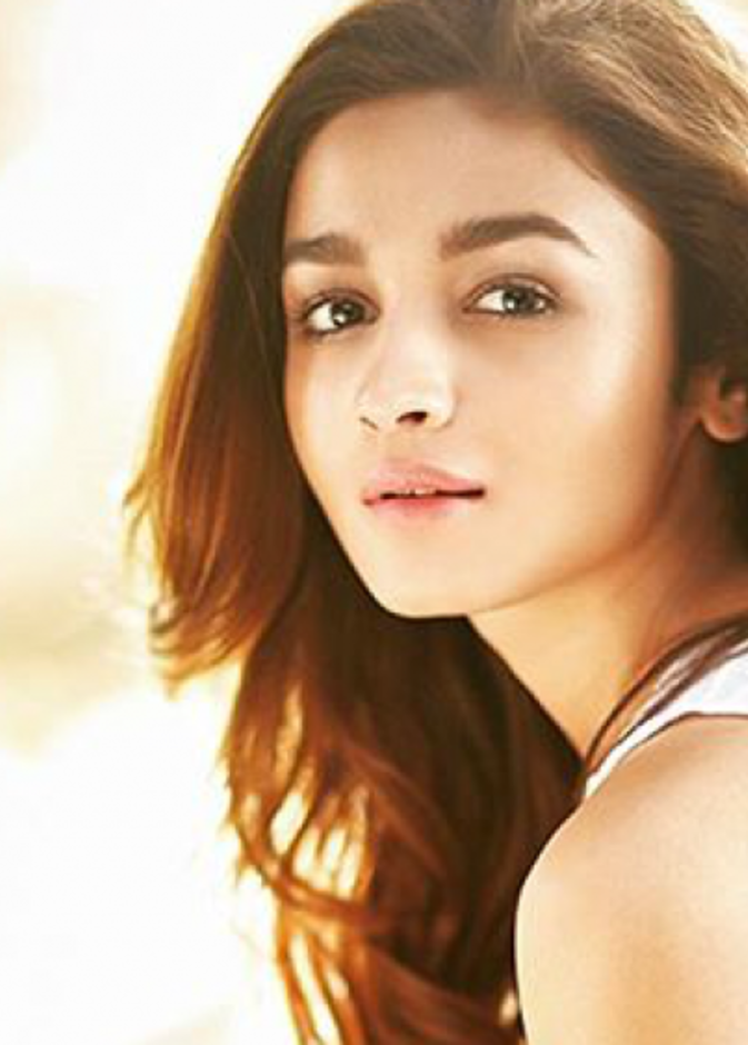 علياء بهات تفضل الملابس الرياضية