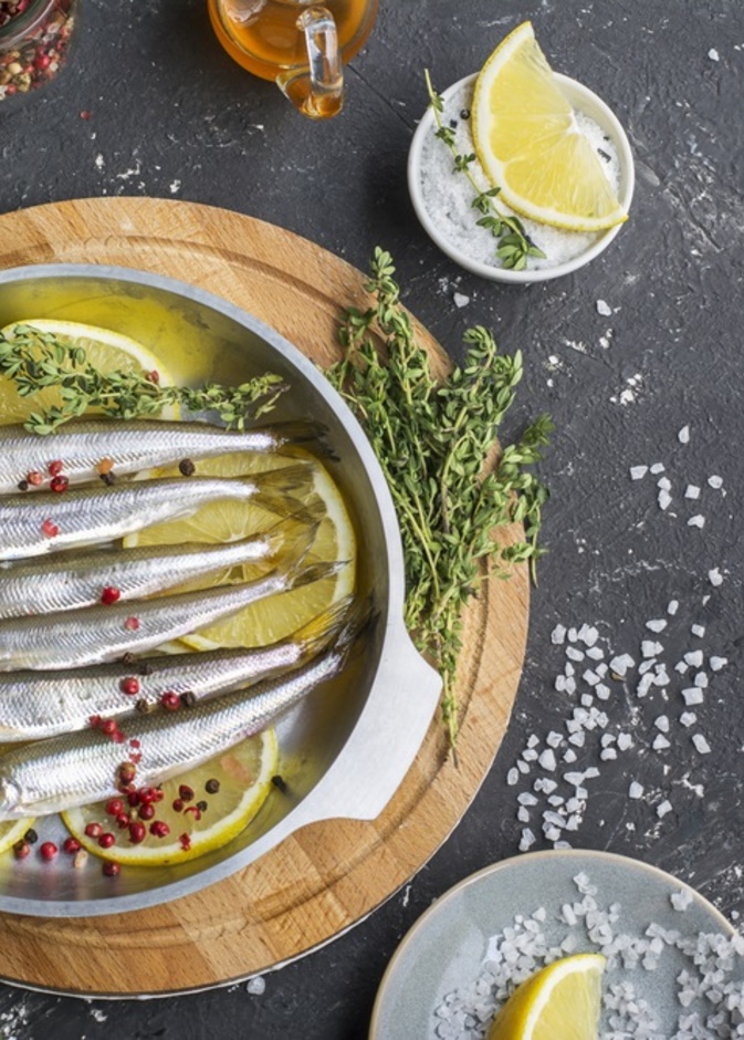 طريقة تنظيف السمك وتتبيله للقلي