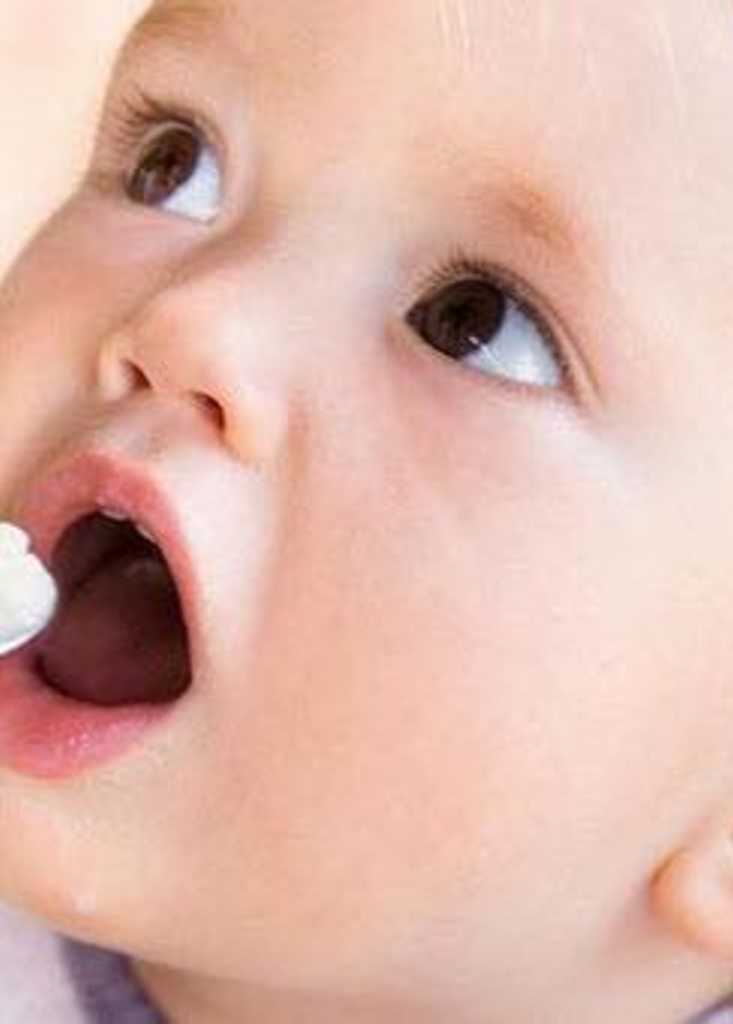 يستطيع الطفل تناول الطعام بدءا من الشهر الرابع او السادس من العمر