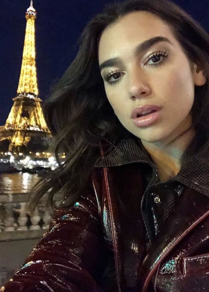 دواليبا بصورة سيلفي في شوارع باريس