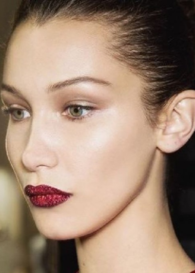 روج الجليتر باللون الأحمر الجذاب