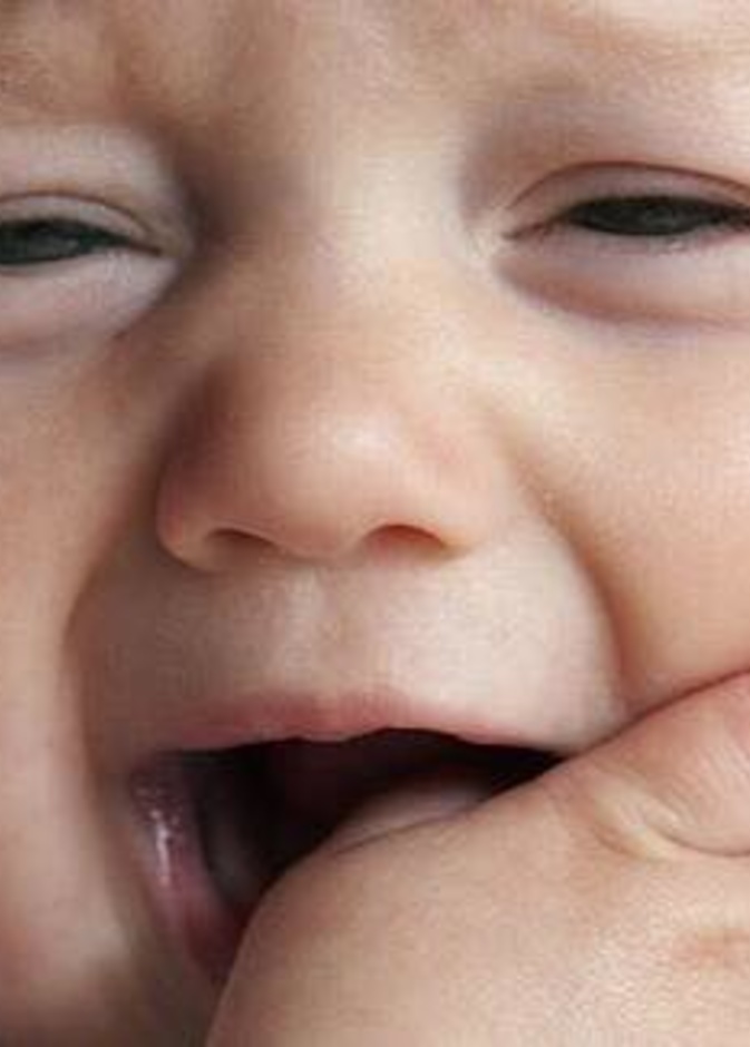 كيفية علاج آلام التسنين عند الاطفال وترتيب ظهور الاسنان