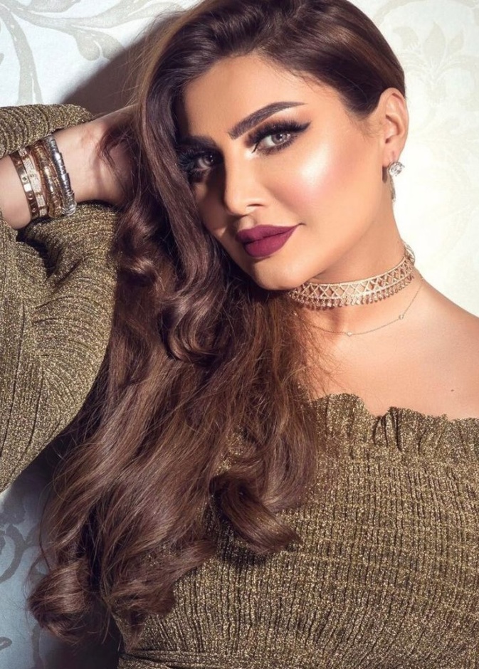 امل العوضي وحلق من الاحجار الكريمة الناعمة