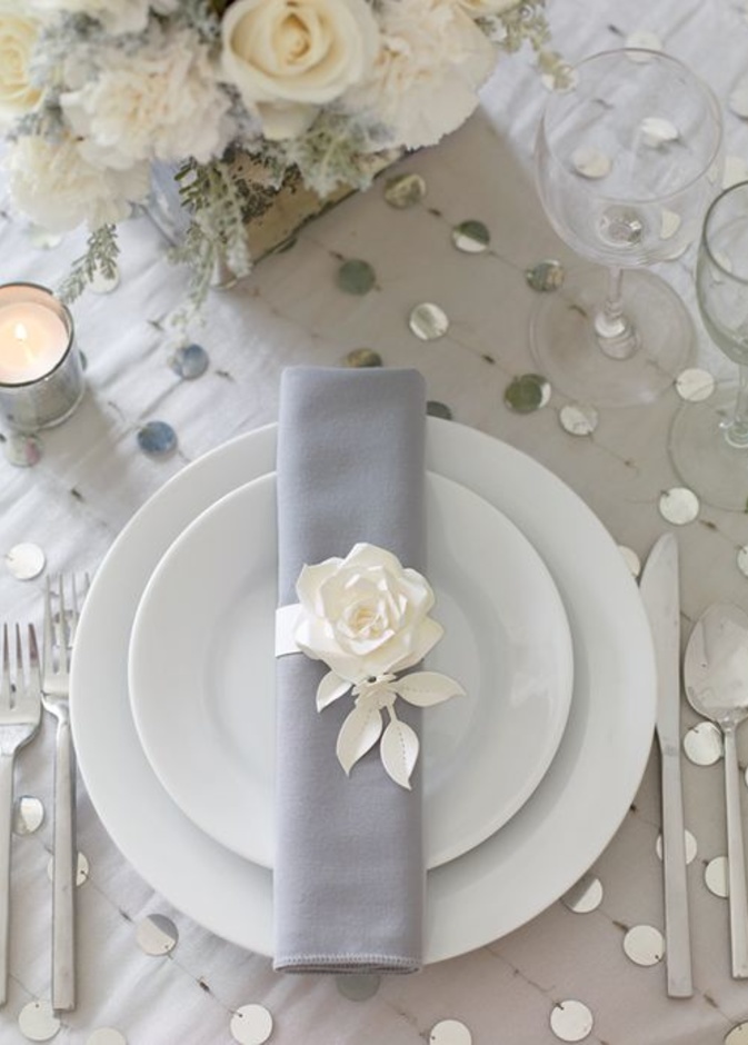 افكار لزينة ديكور عصري بلمسات اللون الفضي.