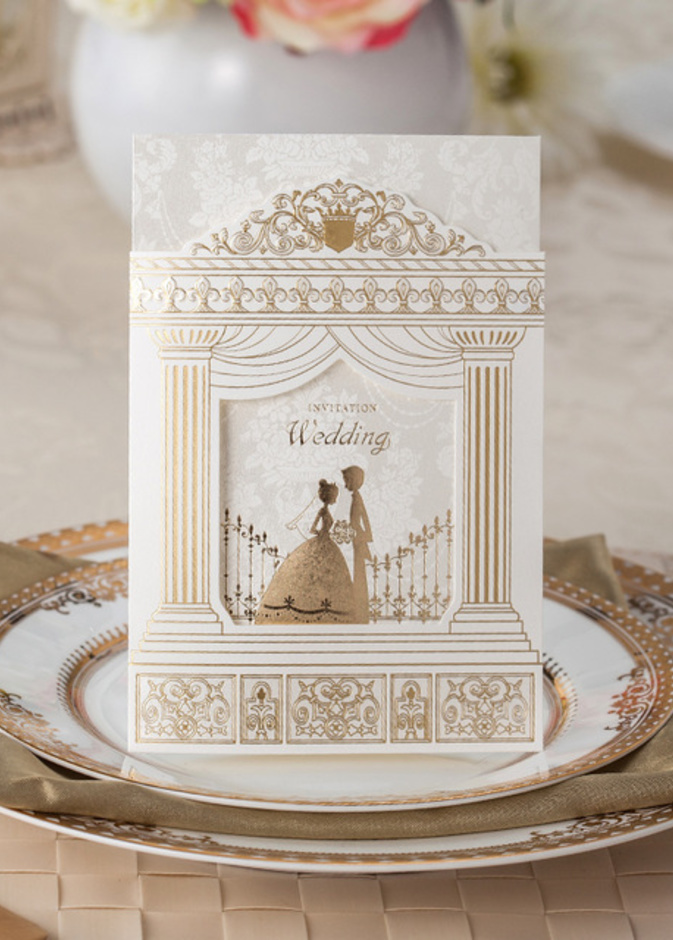 بطاقة دعوة بتصميم فستان زفاف