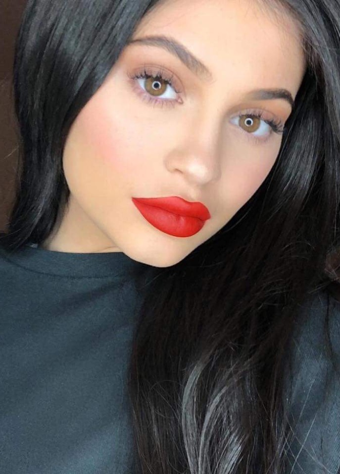 مكياج ساحر اختارته كايلي جينر ‏Kylie Jenner‏ ‏ مع احمر الشفاه المات