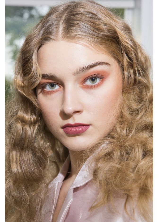 مكياج مرجاني على كامل الجفون العليا من ‏Byblos لربيع 2018