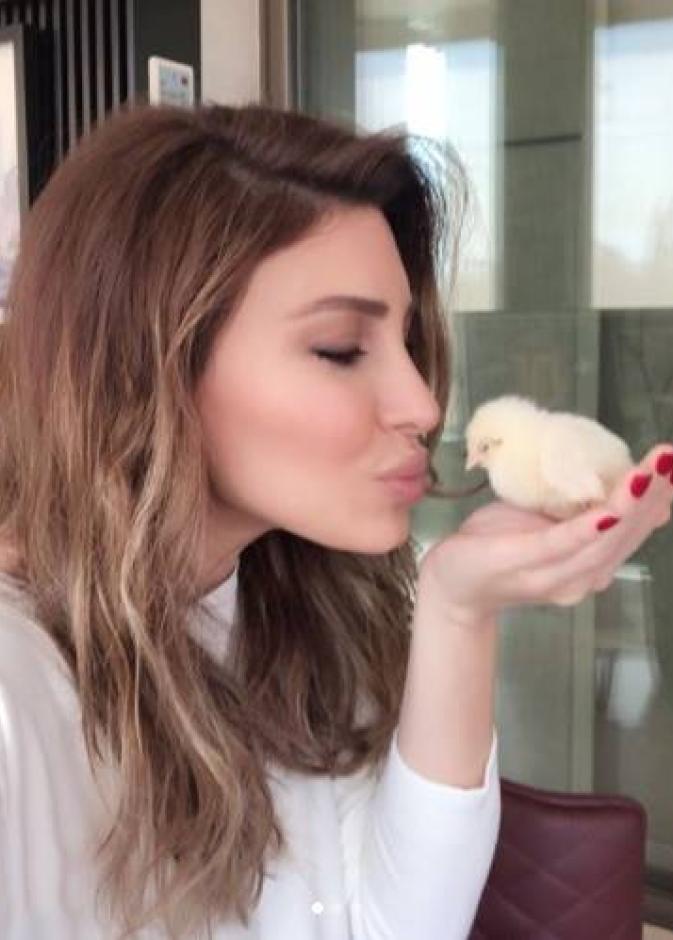 يارا تبدأ يومها بقبلة صباحية للصوص الظريف "مستر شيك"!