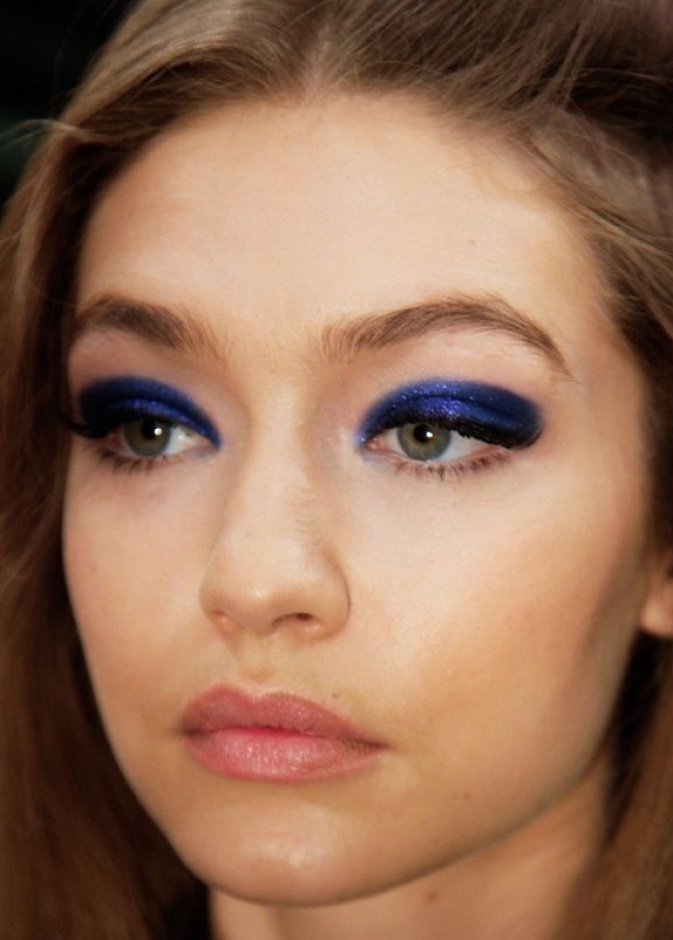 مكياج عيون سموكي بالوان البحر مع الرسمات المربعة والعصرية.