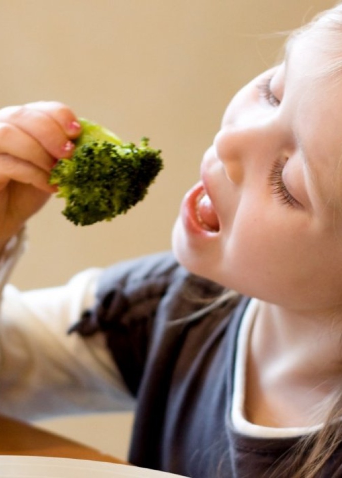 تعليم الطفل آداب المائدة مبني على تقليد الآخرين وليس إلقاء الأوامر عليهم انتبهوا لذلك