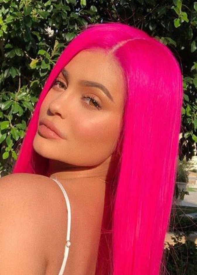 الوردي الفاقع اختيار كايلي جينر للون شعرها الجديد!