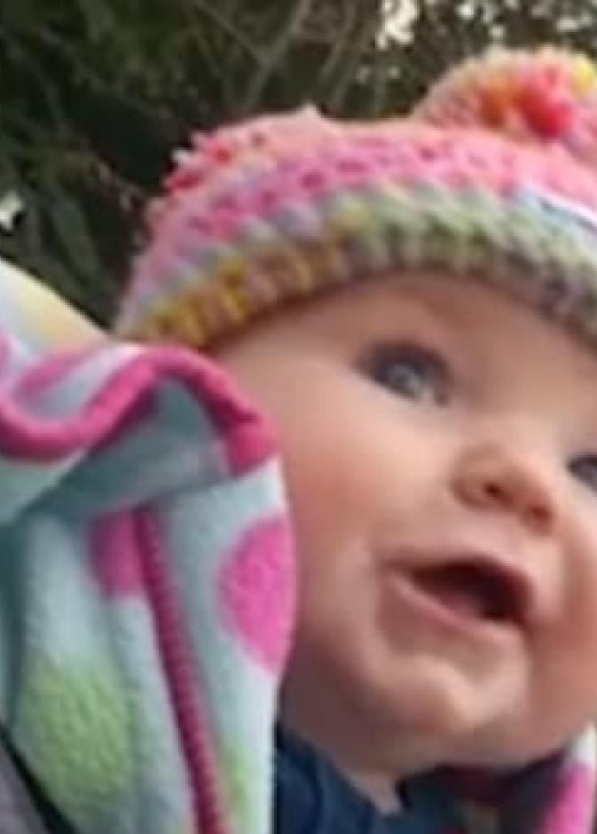 طفلة رضيعة تسمع أصوات الطيور للمرة الأولى