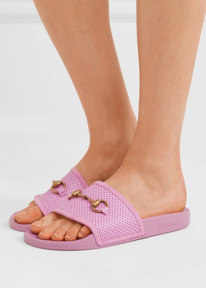 حذاء مسطح مع الريش من MIU MIU