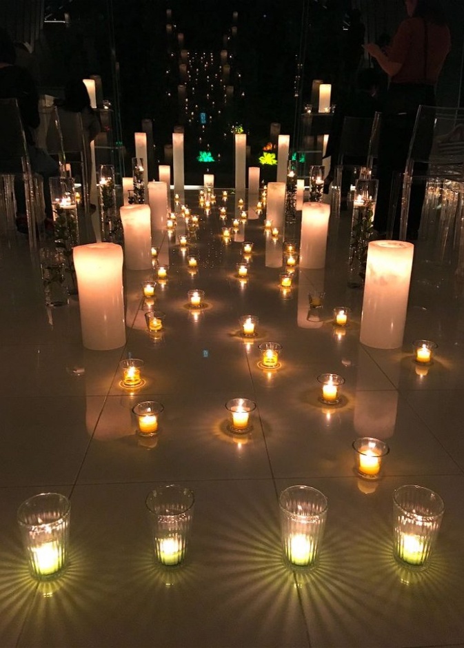 شموع تزين مكان الحفل