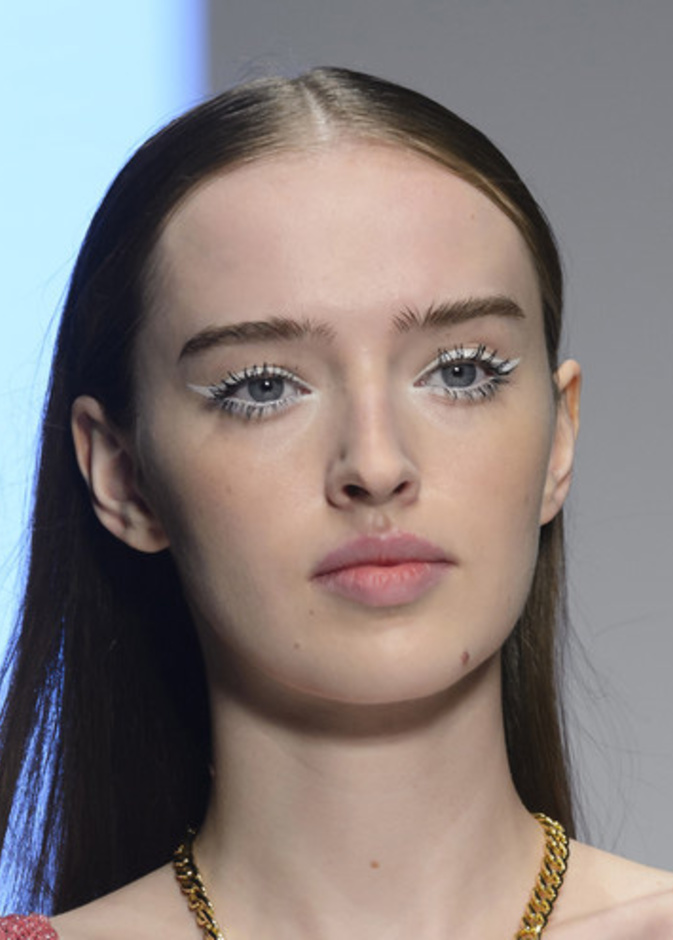 رسمات آيلاينر بيضاء مع الخطوط السوداء المجنحة