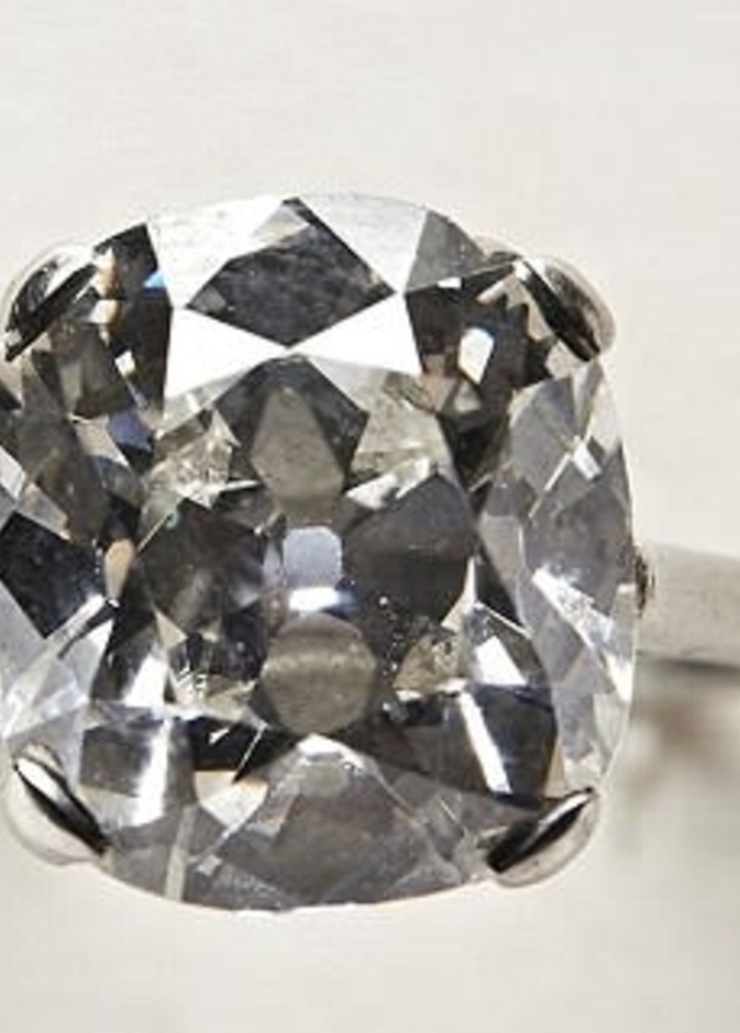 وكيل المزادات باع الخاتمين بـ 70 ألف إسترليني