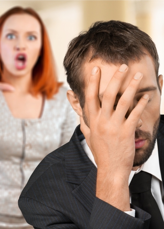 الرجل يخفي مشاعره السلبية ويكره ان يُشعرك بضعفه.