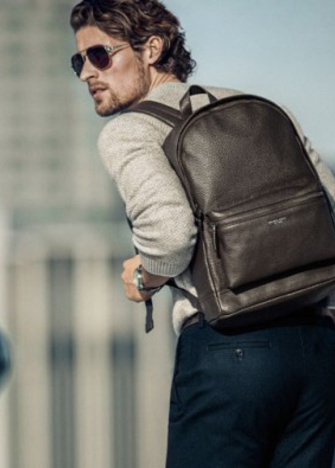 اطلالة أنيقة وراقية مع لمسة شبابية بحقيبة الظهر الجلدية