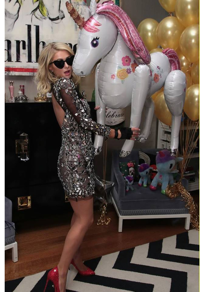 باريس هيلتون بصورة ظريفة مع اليونيكورن خلال إطلاق مجموعة عطور جديدة في نيويورك