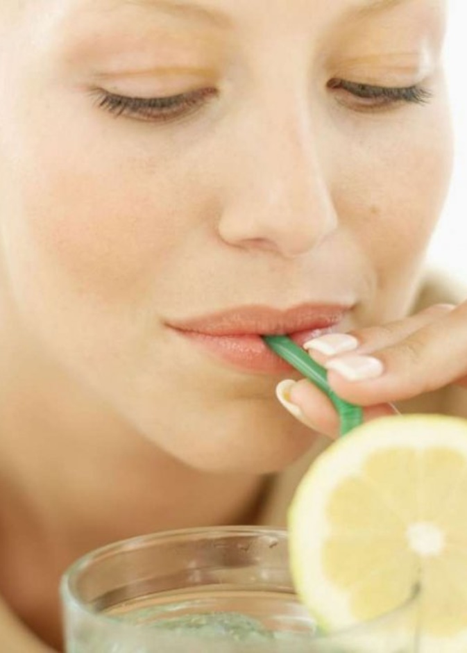شرب الماء بالليمون أيتها العروس سلاح ذو حدين فانتبهي لذلك واستشيري طبيبك قبل تناوله