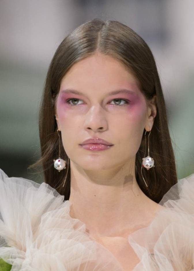 ظلال عيون زهرية كامل الجفون العليا بأسلوب دار ‏Pascal Millet