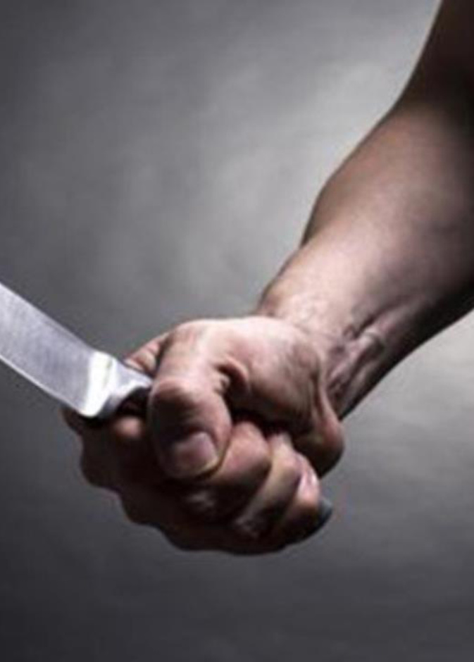 أب يقتل بناته الثلاثة بالسكين