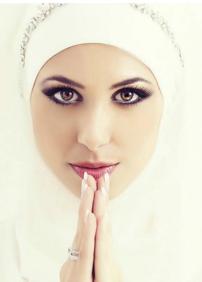 مكياج عيون ملون للعروس المحجبة السمراء