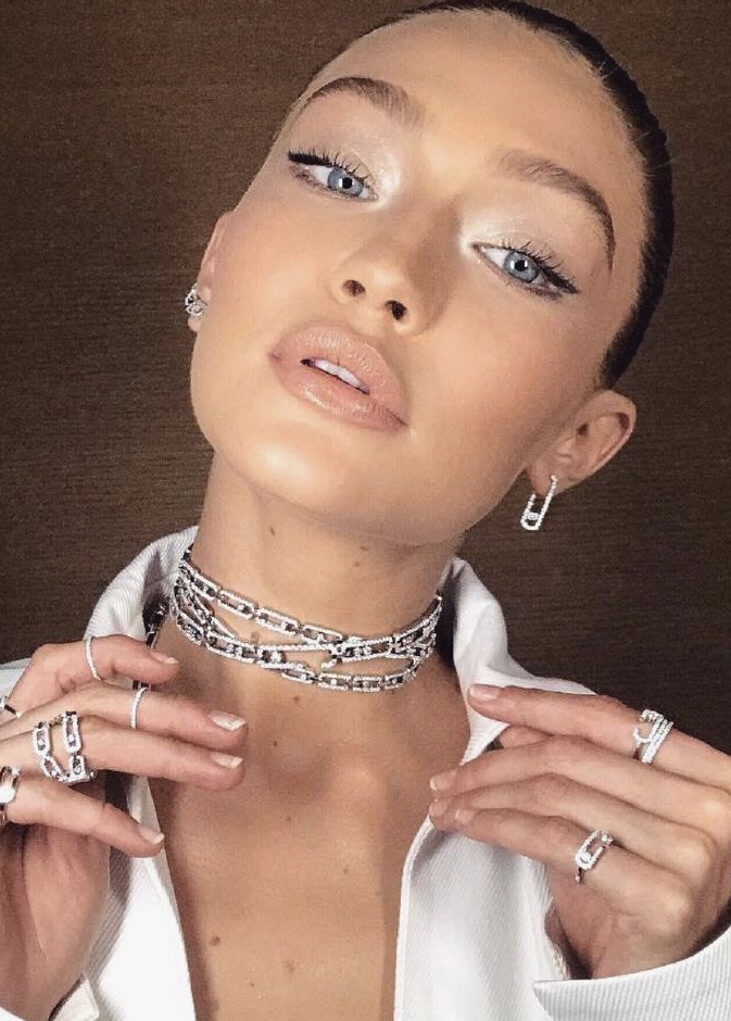 فخامة اطلالة جيجي حديد بعقد choker من الماس.jpg (1