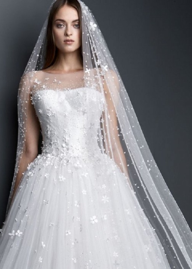 طرحة العروس من مكملات اطلالتها