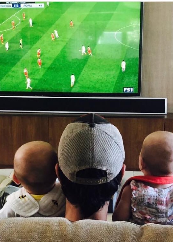 انريكي اغليسياس يستمتع بمشاهدة المباراة برفقة توأمه