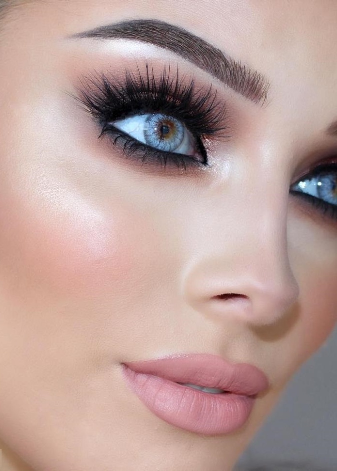 الرجل ينجذب للاطلالة البسيطة والناعمة في يوم الزفاف