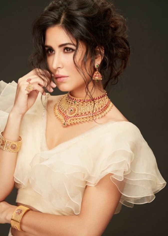 كاترينا كيف.. وجه دعائي لماركة مجوهرات شهيرة